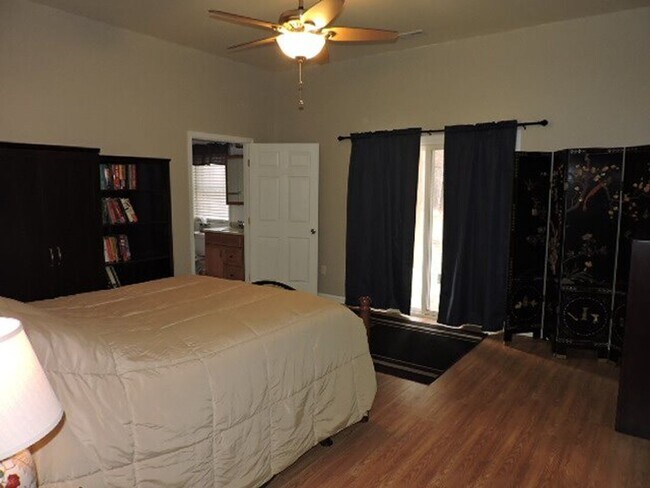 Building Photo - 1 br, 1.5 bath House - Down 6494 Jenkins Lane