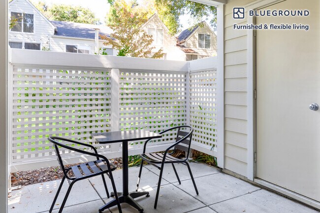 Foto del edificio - 900 Pepper Tree Ln