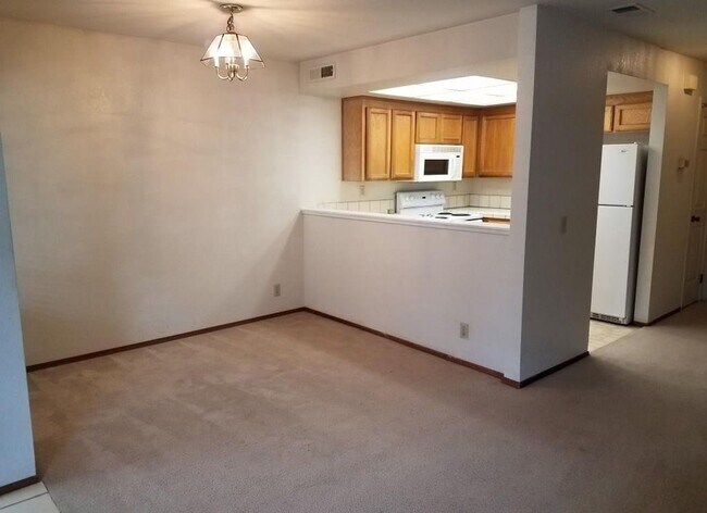 Foto del edificio - Charming 2BD/2BA Townhouse in Desirable Du...