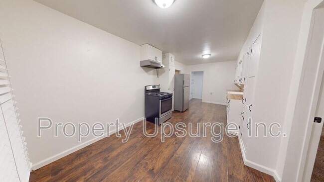 Foto del edificio - 648 Reeds Ave