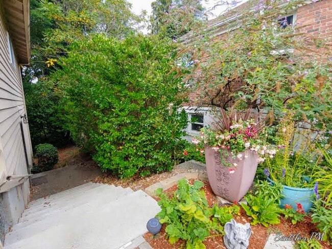 Building Photo - Adorable Maple Leaf ADU with Private Entrance- 2 Bedroom\1 Bathroom