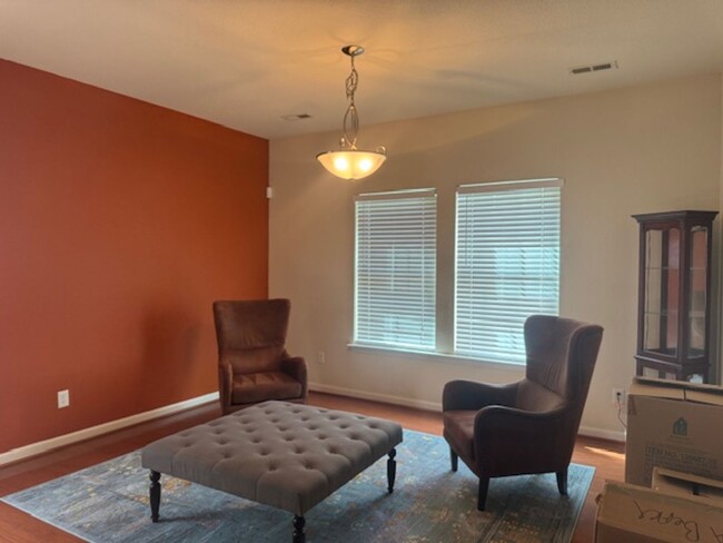 Building Photo - Beautifully Maintained 3-Bedroom Townhome ...