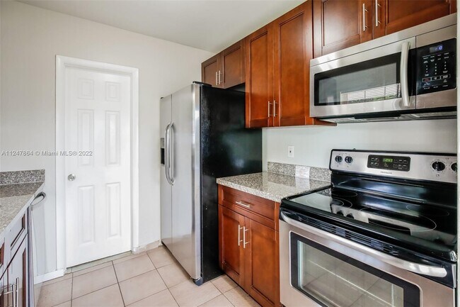 Building Photo - 4050 SW 58th Ave
