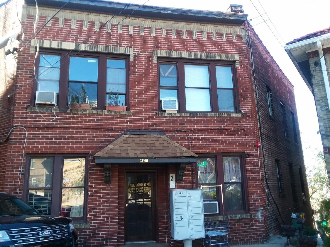 Primary Photo - 601 Columbia Ave
