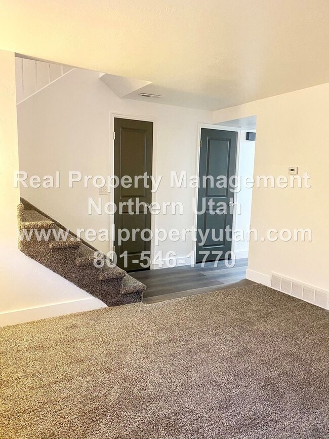 Building Photo - 3 Bedroom 1.5 Bath Townhome Available in Clearfield