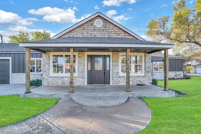 Building Photo - 808 E Tamarack Rd