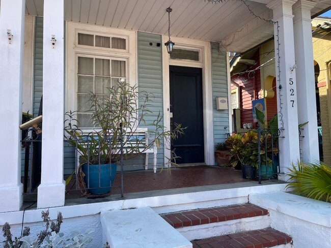 Building Photo - 527 Bermuda St