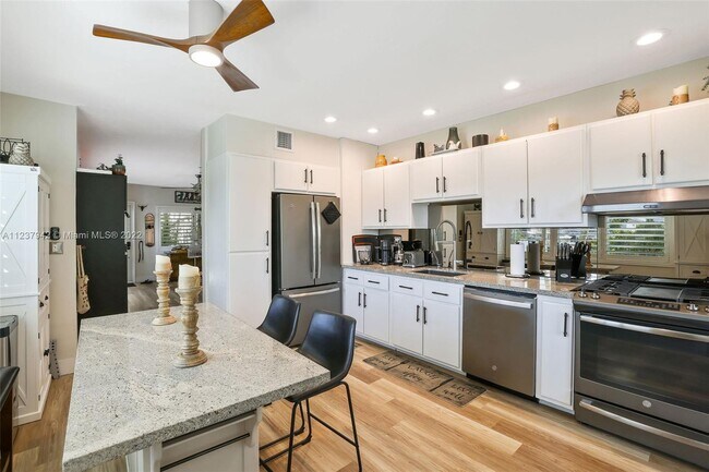 Foto del edificio - 8040 Tatum Waterway Dr