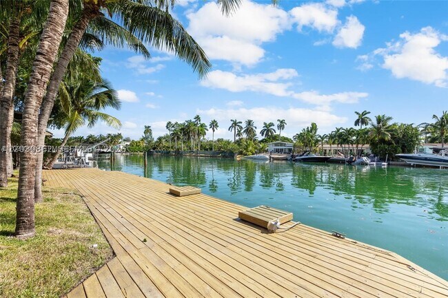 Building Photo - 550 S Shore Dr