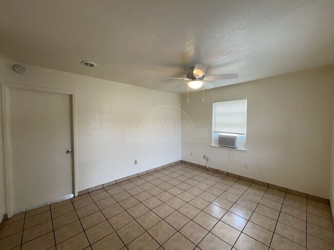 Foto del edificio - 215 Marston Ave