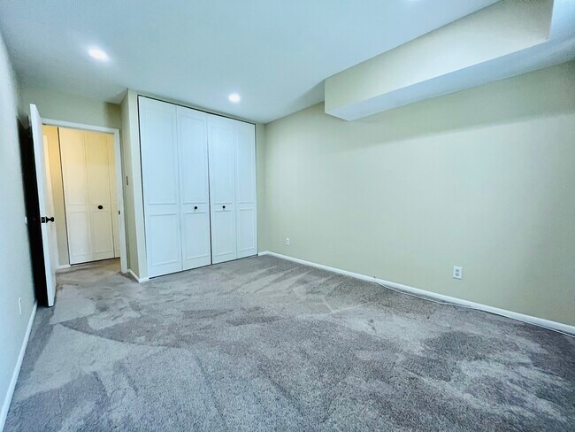 Building Photo - 447 Drummers Ln