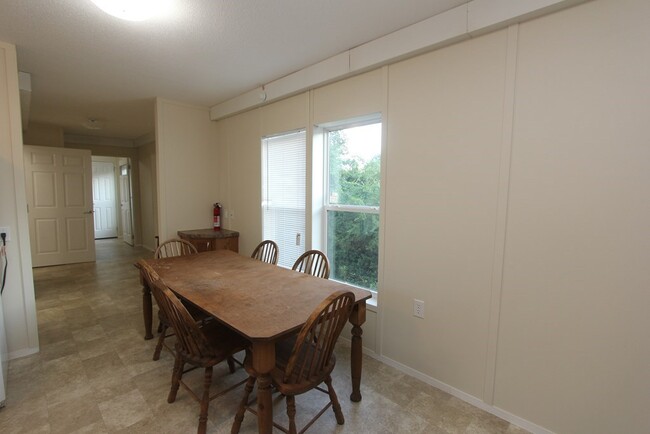 Building Photo - 142 Noah Cir