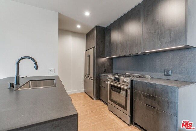 Building Photo - 3688 Overland Ave