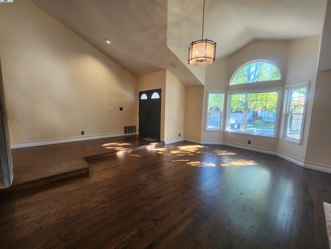 Building Photo - 1127 Mataro Ct