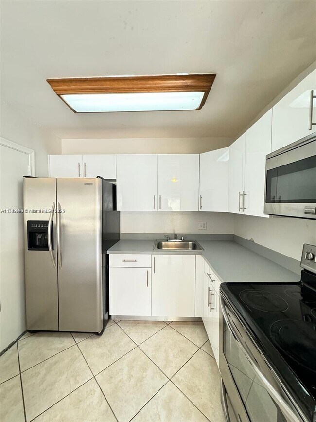 Foto del edificio - 9370 SW 87th Ave