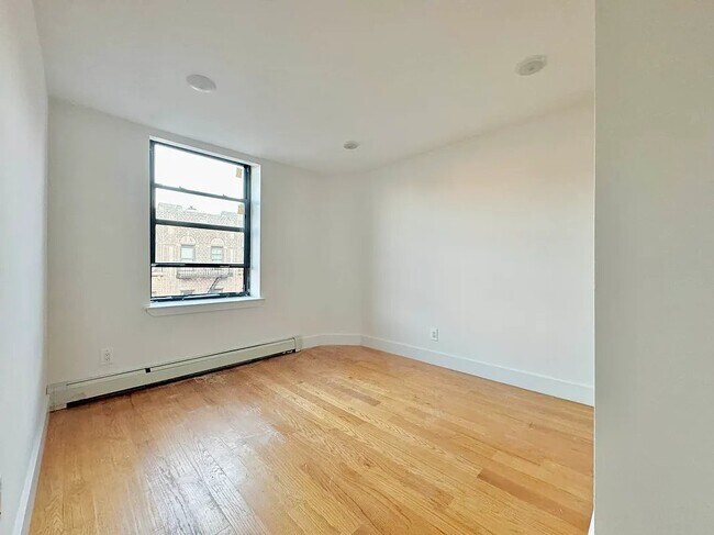 Foto del edificio - 90 E 18th St