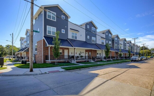 Building Photo - Row Home Available In Omaha