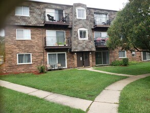 Building Photo - 9385 Bay Colony Dr
