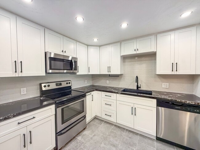 Building Photo - Beautiful 2B/2BA in the Marina w/ Newly Re...