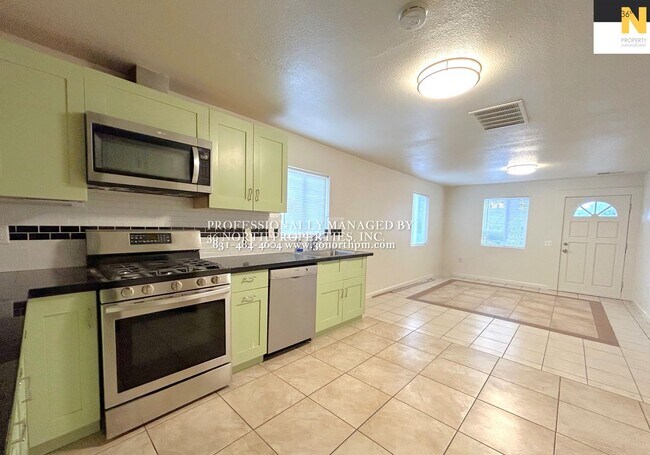 Building Photo - Newly Renovated 2BR/1 BA with Parking, Fru...