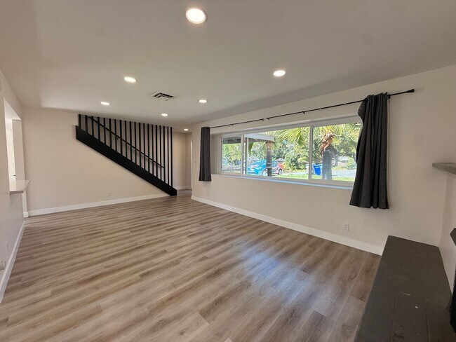 Foto del edificio - Modern 3BR/2BA Vista Home with 2-Car Garage and Private Yard