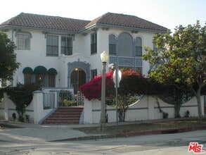 Building Photo - 857 S Sycamore Ave