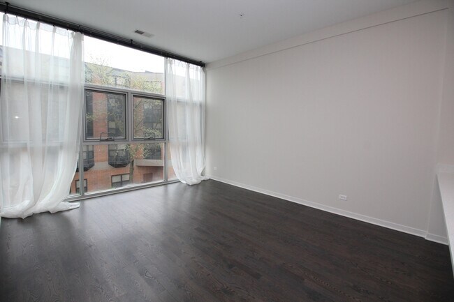 Foto del edificio - 1540 W Fullerton Ave