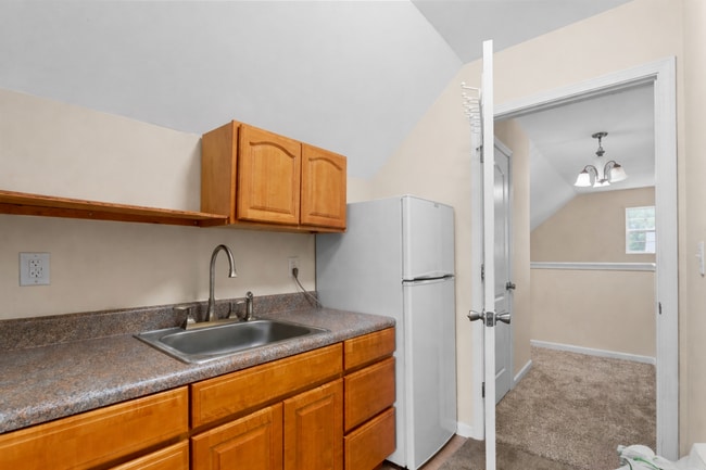 Foto del edificio - Spacious 4BR Home w/ Private Upstairs Suite in Southside Savannah