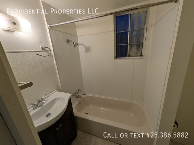 Foto del edificio - 2468 S College St