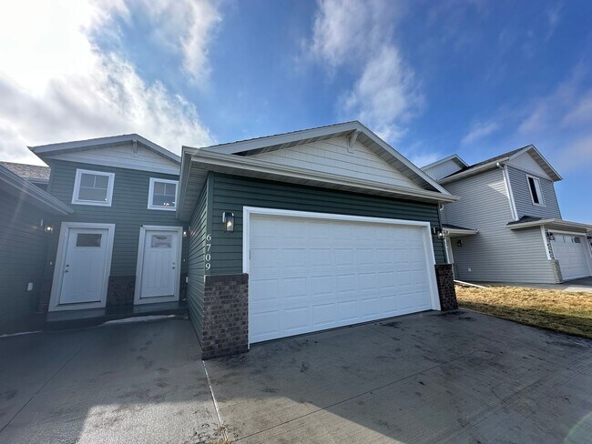 Foto del edificio - 4-Bedroom, 2-Bathroom Twin Home in South Fargo!