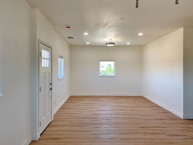 Building Photo - 160 Cowden Rd