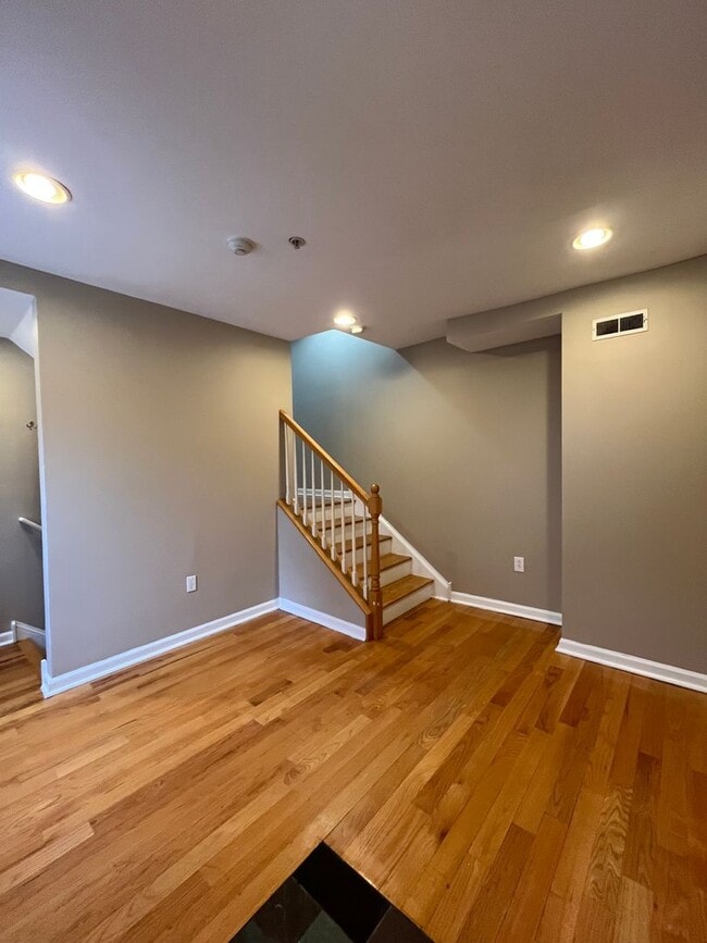 Building Photo - Cozy One Bedroom Townhome w/ All Amenities In The Heart of Northern Liberties!