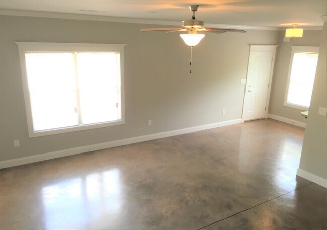 Building Photo - Five Bedroom Close to UGA