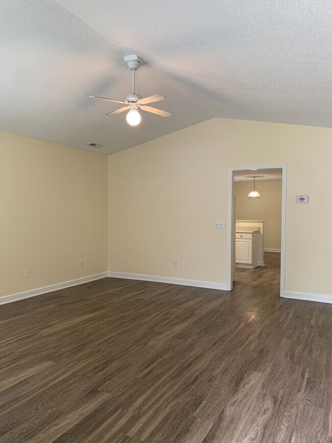 Foto del edificio - 3 Bedroom 2 Bath House Available on Hillsdale Drive