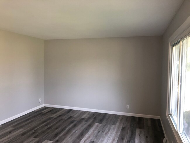Building Photo - Duplex at 4510-4512 Wood Road