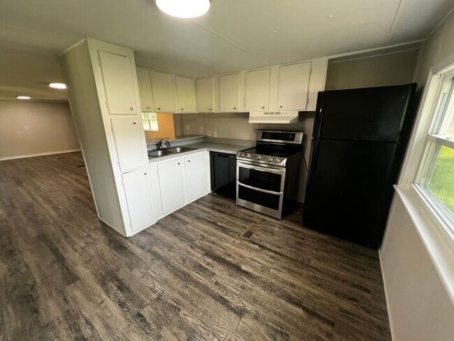 Building Photo - Spacious 4 Bedroom 3 Bathroom Home Located...