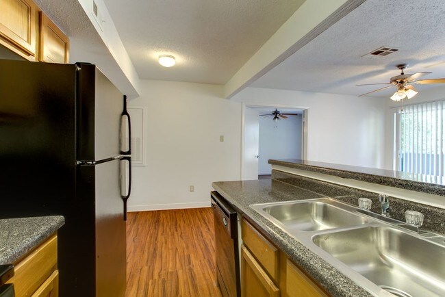 Foto del edificio - 2110 Springbrook Ln