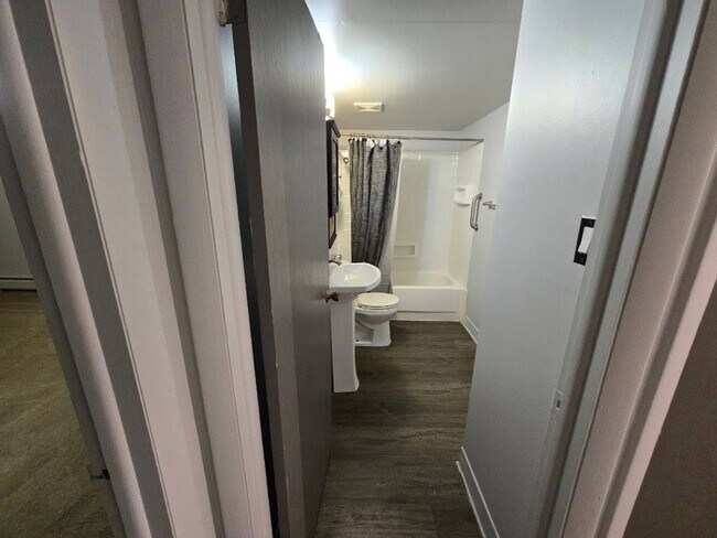 Foto del edificio - For Rent: 1 Bed / 1 Bath Basement Apartmen...