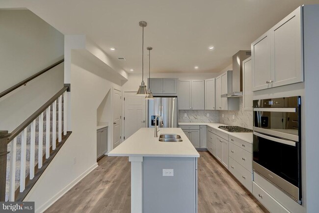 Building Photo - 46205 Woodpecker Sq