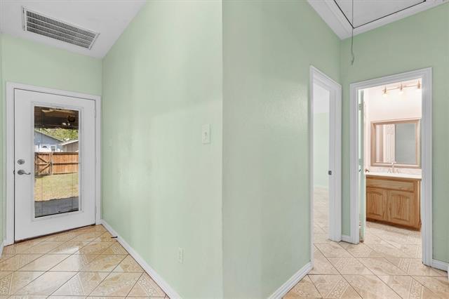 Building Photo - 908 E Belknap St
