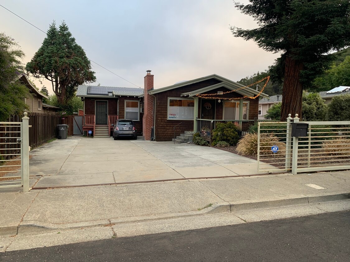 Primary Photo - 3951 Altamont Ave