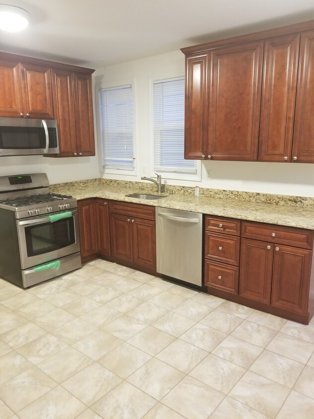 Foto principal - 5630 Riverdale Ave