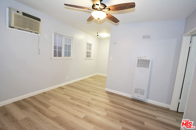 Building Photo - 181 W Spazier Ave