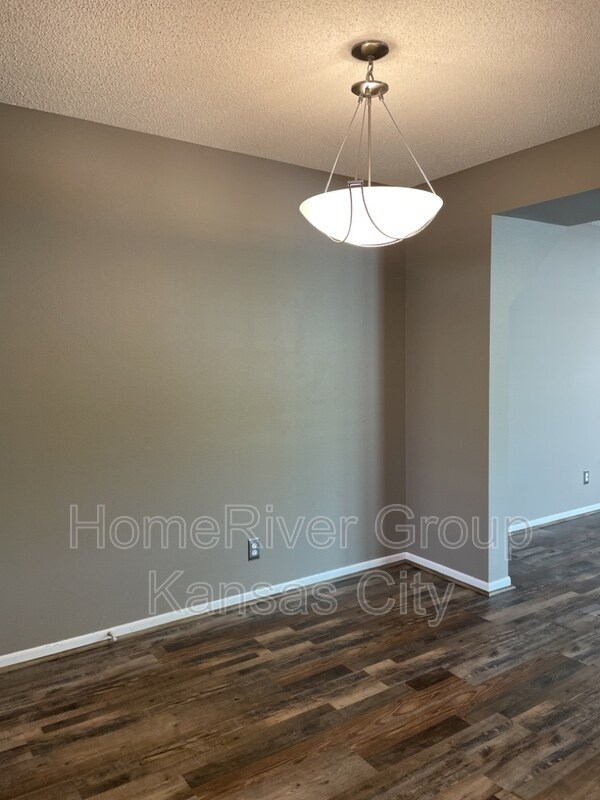 Foto del edificio - 9822 N Lewis Ave