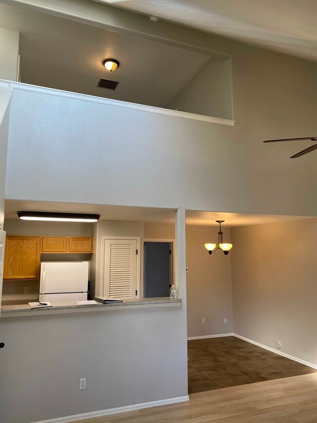 Building Photo - 385 Sunnyside Cir