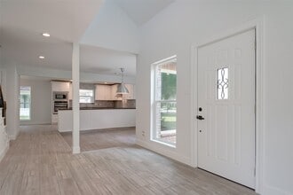 Building Photo - 818 Silvergate Dr