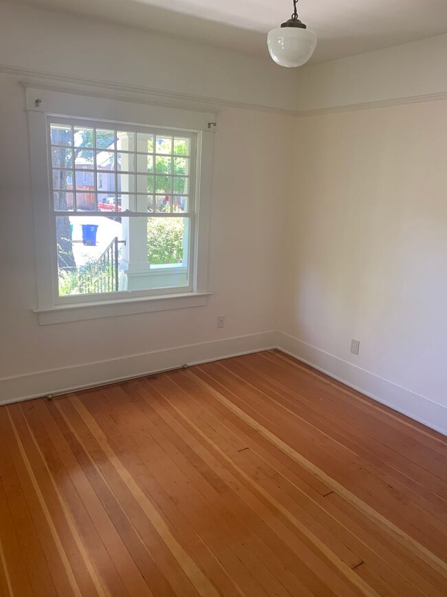 Building Photo - Charming 2 bedroom SE Portland Bungalow.
