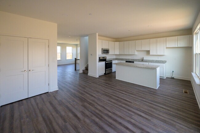 Dining area, kitchen and pantry - 488 Ellendale Blvd