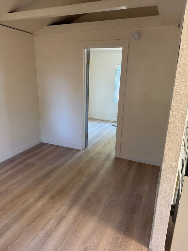 Building Photo - 1 bed 1 bath home with Garage