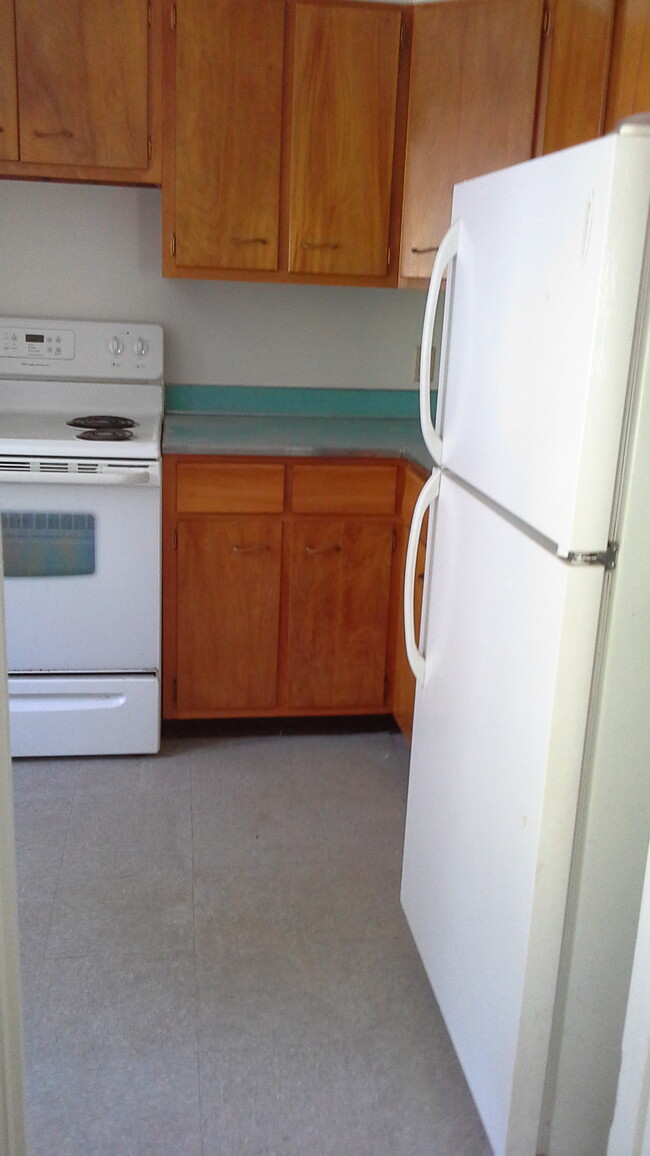 Kitchen - 927 E State St